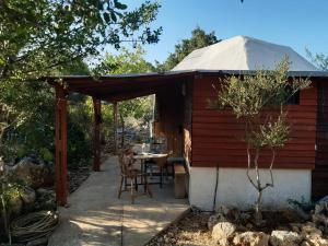 Zahrada ubytování בקתת עץ בחורש במנות - דום גיאודזי - Wooden cabin in Manot