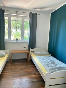 1 dormitorio con 2 camas y ventana en Ferienhaus in Dithmarschen, en Barlt