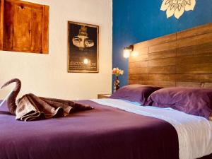um quarto com duas camas com um cisne na cama em Casa Flor de Vida em San Cristóbal de Las Casas
