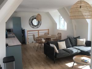 Posezení v ubytování Nouveau! Superbe appartement avec terrasse vue mer