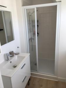 Kúpeľňa v ubytovaní Nouveau! Superbe appartement avec terrasse vue mer