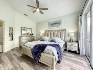 a bedroom with a bed and a ceiling fan at Glenbrook Pool Lake Home in Orlando