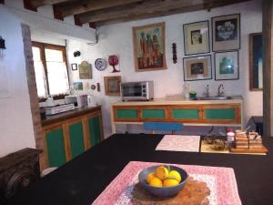 a kitchen with a bowl of fruit on a table at Residencia en Casa de artista in Vistalba