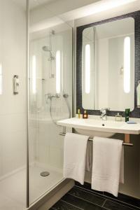 a bathroom with a sink and a shower at ibis Paris 17 Clichy-Batignolles (ex Berthier) in Paris