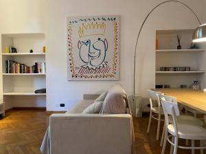 ein Wohnzimmer mit einem Sofa und einem Tisch in der Unterkunft Riviera18 in La Spezia