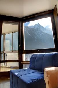 1 dormitorio con ventana grande con vistas a la montaña en Apartment in Chamonix en Chamonix-Mont-Blanc