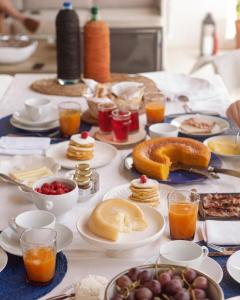 una mesa cubierta con platos de comida y bebida en Casa da Courela, en Cavaleiro