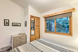 - une chambre avec un lit et une fenêtre dans l'établissement Charming Thompsonville Home with On-Site River!, à Thompsonville