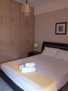 A bed or beds in a room at Vaios place