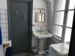 łazienka z umywalką, lustrem i toaletą w obiekcie La Residence 2 w mieście Mont-Dore +11 zdjęć