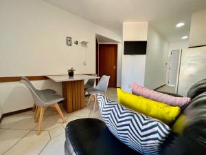een woonkamer met een bank en een tafel bij Sal De Mariscal 02 in Bombinhas
