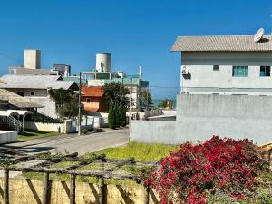 een uitzicht op een stad met een gebouw en bloemen bij Sal De Mariscal 02 in Bombinhas