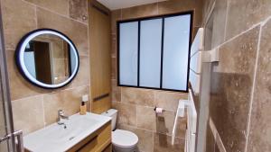 een badkamer met een wastafel en een spiegel bij Le Moulin Dort Hyper Centre Gare Disney in Meaux