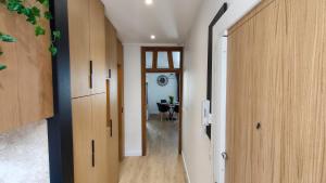 een hal met houten kasten en een tafel in een kamer bij Le Moulin Dort Hyper Centre Gare Disney in Meaux