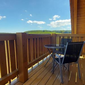 una veranda con tavolo e sedie su una terrazza di Ferienwohnung Geyer a Rennertshofen