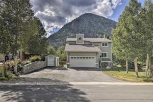 una casa con un garaje con una montaña en el fondo en Mtn-View Home with Deck Walk to Dtwn Frisco!, en Frisco