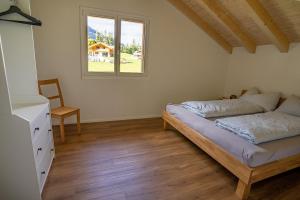 Postel nebo postele na pokoji v ubytování Chuenislodge2- zwei Balkone, gemütlicher Kamin, top Aussicht