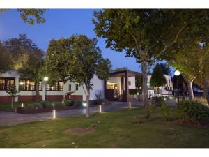 un edificio con árboles y luces en el patio en Parador de Albacete, en Albacete