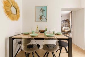 a dining room with a table with chairs and a mirror at LA PARENTHESE ALSACIENNE AU COEUR DE SELESTAT in Sélestat