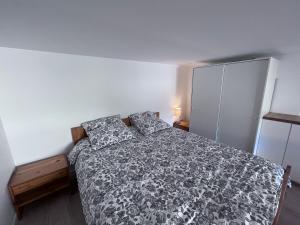 um quarto com uma cama e duas almofadas em Appartement T3 proche mairie, château, et gare em Rambouillet