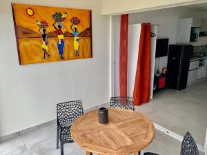 Kuchyň nebo kuchyňský kout v ubytování Le Sea-Breeze - Beau studio piscine VUE LAGON