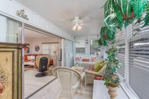 een woonkamer met een plafondventilator en een woonkamer bij Crystal Sands & Dreams in Sarasota