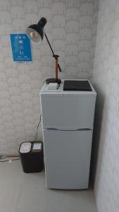 - un bureau avec une lampe au-dessus d'un ordinateur dans l'établissement Sarabetsu-mura chiiki Kouryu Center - Vacation STAY 31493v, à Naka-satsunai