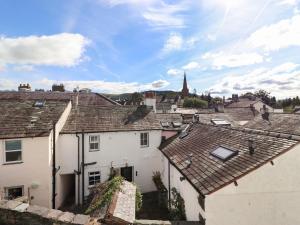 vistas a los tejados de las casas de una ciudad en Sky View, en Keswick