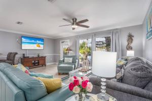 uma sala de estar com um sofá e uma televisão em Minorga on the Gulf em Siesta Key