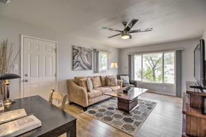 Walkable Carson City Duplex with Private Patio! في كارسون سيتي: غرفة معيشة مع أريكة وطاولة