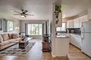 Walkable Carson City Duplex with Private Patio! في كارسون سيتي: مطبخ وغرفة معيشة مع أريكة وطاولة