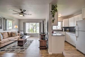 Kuhinja ili čajna kuhinja u objektu Walkable Carson City Duplex with Private Patio!