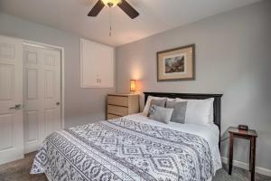 En eller flere senge i et værelse på Walkable Carson City Duplex with Private Patio!