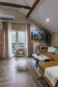 uma sala de estar com uma cama e um sofá em Sunrise Riverside House em Čelarevo