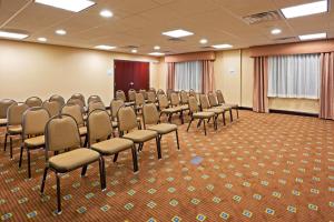 una stanza con file di sedie in una classe di Holiday Inn Express Hotel & Suites Syracuse North Airport Area, an IHG Hotel a Cicero