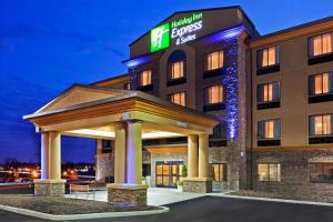 Holiday Inn Express Hotel & Suites Syracuse North Airport Area, an IHG Hotel في Cicero: فندق مع شرفة امام مبنى