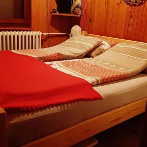 szereg łóżek siedzących w pokoju w obiekcie Oaza Mira-vikend kuca sa bazenom w mieście Pale
