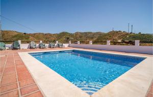 una piscina in una casa con montagne sullo sfondo di Awesome Home In Almachar With Wifi ad Almáchar