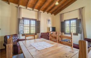 una sala da pranzo con tavolo e sedie in legno di Awesome Home In Almachar With Wifi ad Almáchar