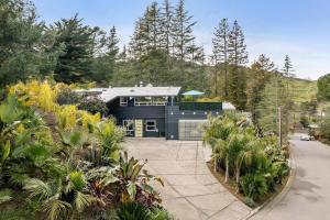 uma casa com muitas plantas à frente dela em Elegant Retreat with Views Close to SF and Wine Regions em San Rafael