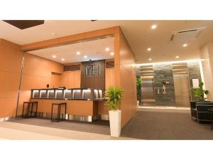 eine Lobby mit einer Dusche und einer Topfpflanze in der Unterkunft ＹＯＵ ＳＴＹＬＥ ＨＯＴＥＬ ＨＡＫＡＴＡ - Vacation STAY 16027v in Fukuoka