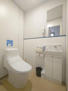 uma casa de banho com um WC branco e um lavatório. em Cate no mori - Vacation STAY 20958v em Shime