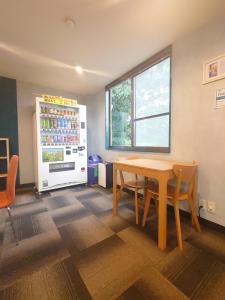 uma sala de jantar com uma mesa e um frigorífico em Cate no mori - Vacation STAY 20958v em Shime