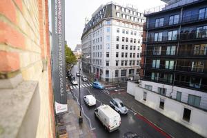 a view of a city street with cars and buildings at Cosy 2-Bed 2 Bathroom Apartment in London in London