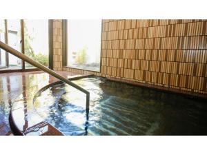 una grande piscina d'acqua in un edificio di Ako onsen AKO PARK HOTEL - Vacation STAY 21611v ad Ako