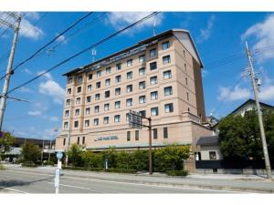un grande edificio seduto sul lato di una strada di Ako onsen AKO PARK HOTEL - Vacation STAY 21611v ad Ako
