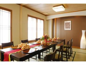uma grande sala de jantar com uma mesa longa e cadeiras em Ako onsen AKO PARK HOTEL - Vacation STAY 21613v em Ako