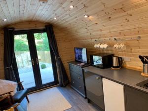 Kuchyň nebo kuchyňský kout v ubytování Loch Ness Woodland Pods