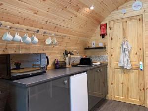Kuchyň nebo kuchyňský kout v ubytování Loch Ness Woodland Pods + 28 fotografií