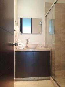 y baño con lavabo y ducha acristalada. en Loft Moderno en Bogotá -Usaquén, en Bogotá